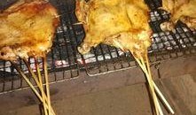 摆摊烤鸡腿爆料视频,美味诱惑引众人排队品尝